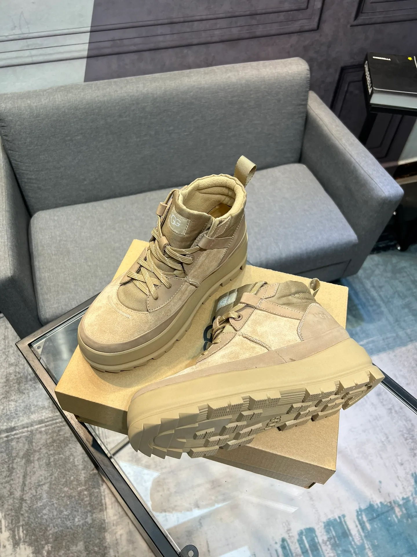 Men's shoes 💰620 (UGG) New 👉 Warm series for casual men, the simple and elegant shoe style sublimates the classics, the fabric is made of imported cowhide embossed ➕ warm real wool lining, and the special rubber outsole upgrades the wearing experience ✌️ Comfortable on the feet, very domineering! Code number:38-44